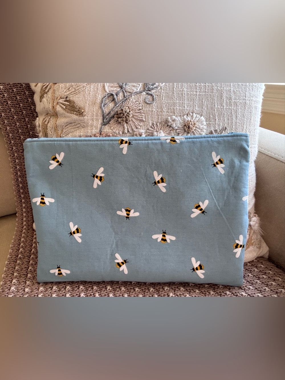 NWT Zipper pouch bees and daisies